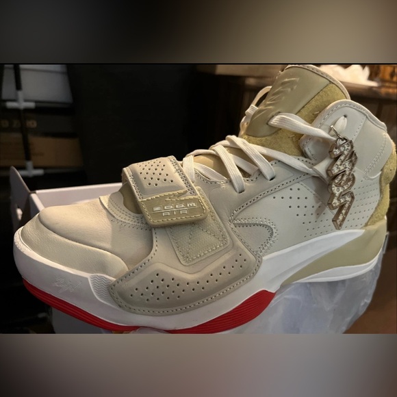 Jordan Zion 2 Fossil/Sail/Team Gold/University Red DO8990-217 Men’s 10.5 - Picture 2 of 16